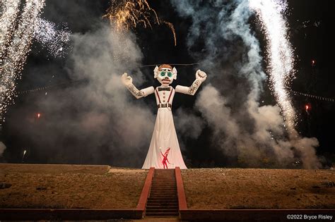 Zozobra: Ett Spektakulärt brinnande av oro och förväntan i Santa Fe